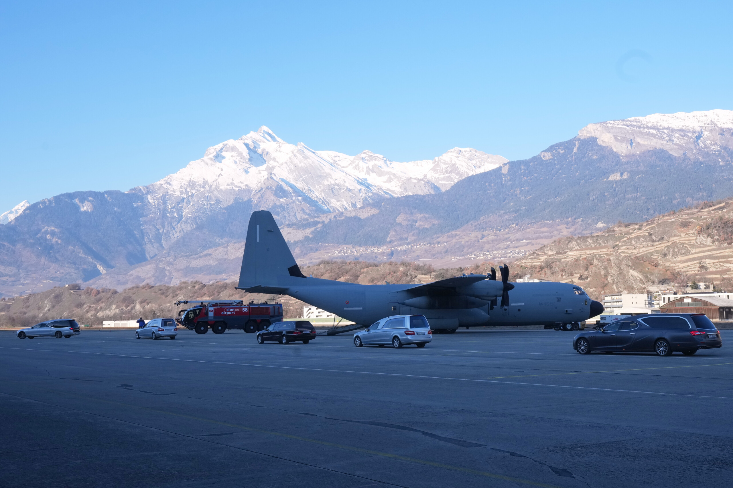crans montana lavion transportant les corps de 5 victimes atterrit a milan linate scaled