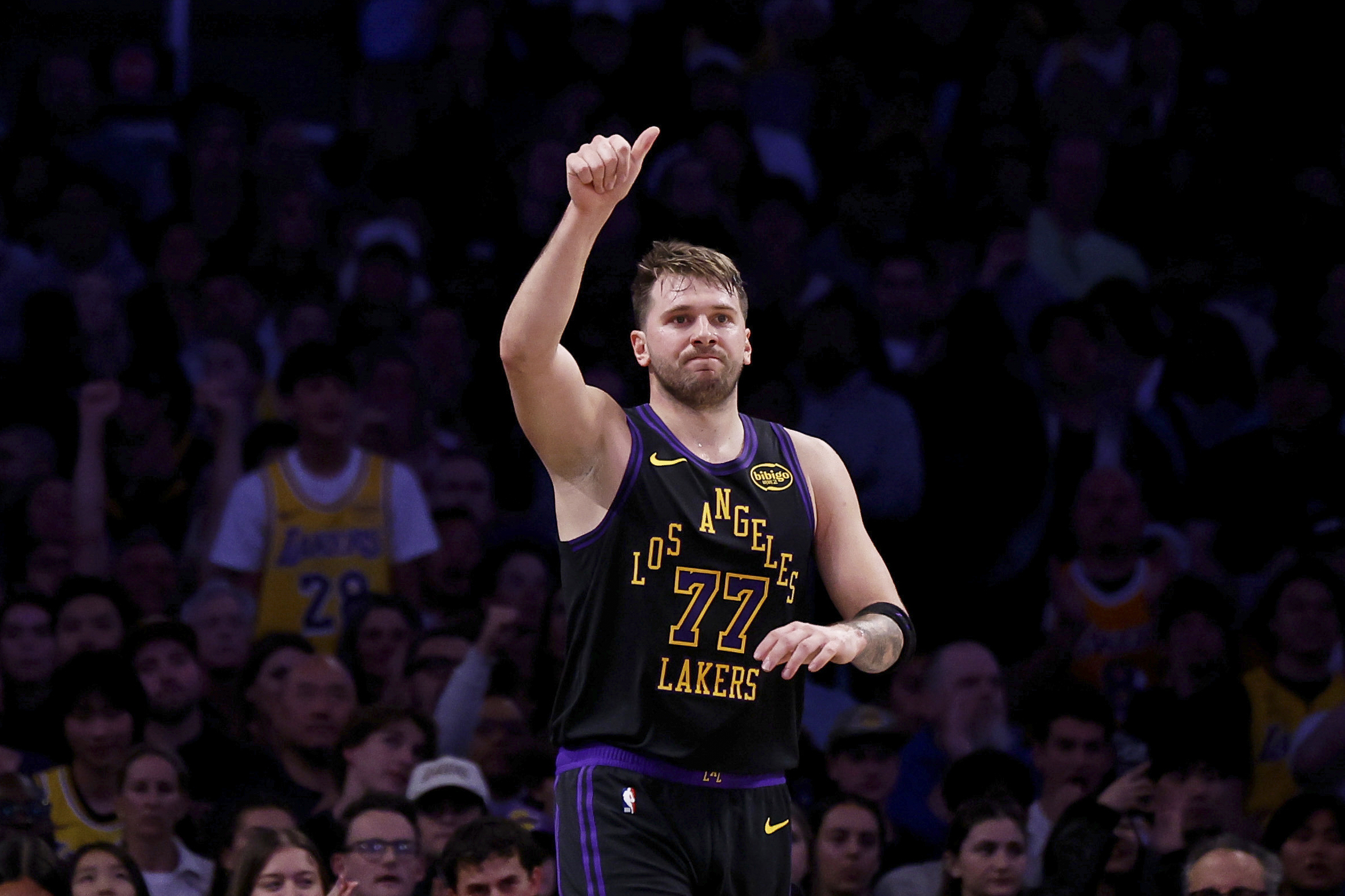 nba oklahoma battu a phoenix doncic propulse les lakers