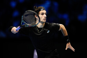 atp hong kong musetti remonte etcheverry et se qualifie pour les quarts de finale