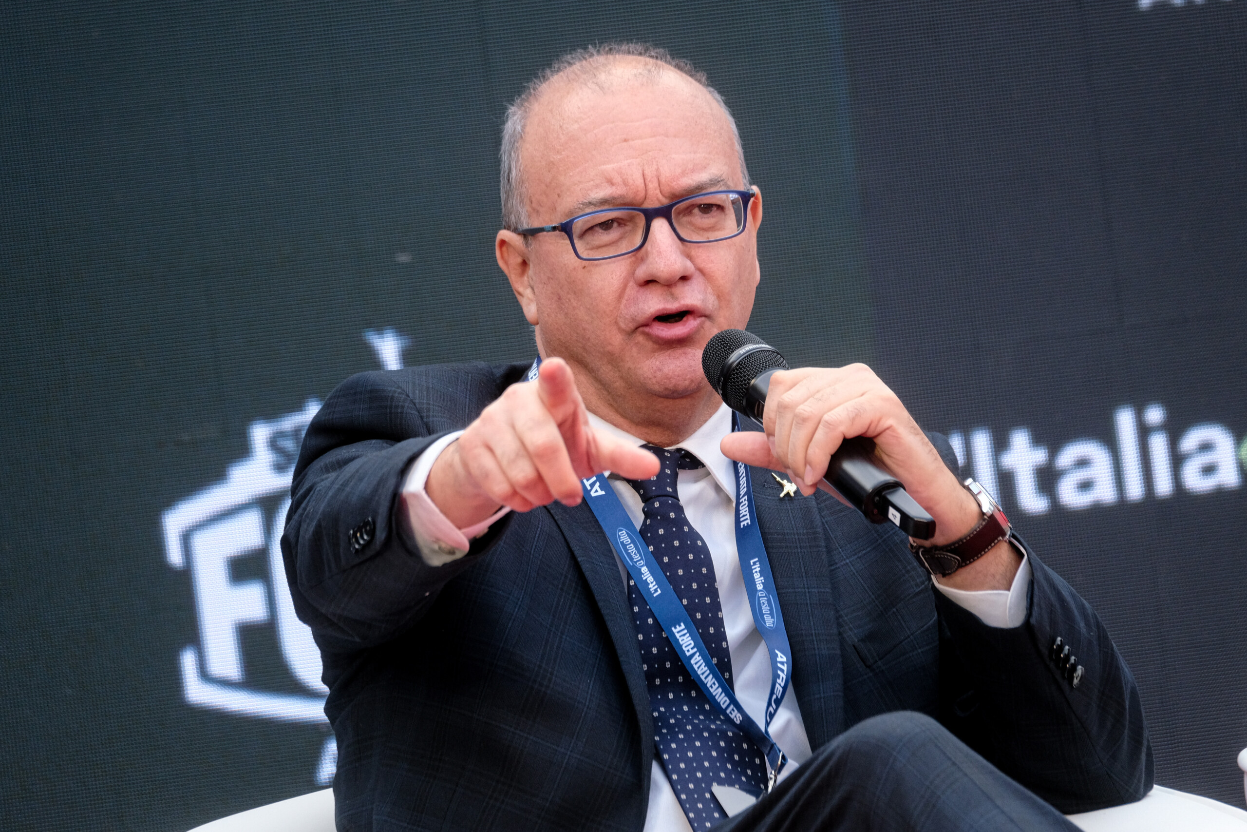 crans montana valditara grande emotion lors de la minute de silence en hommage a barosi scaled