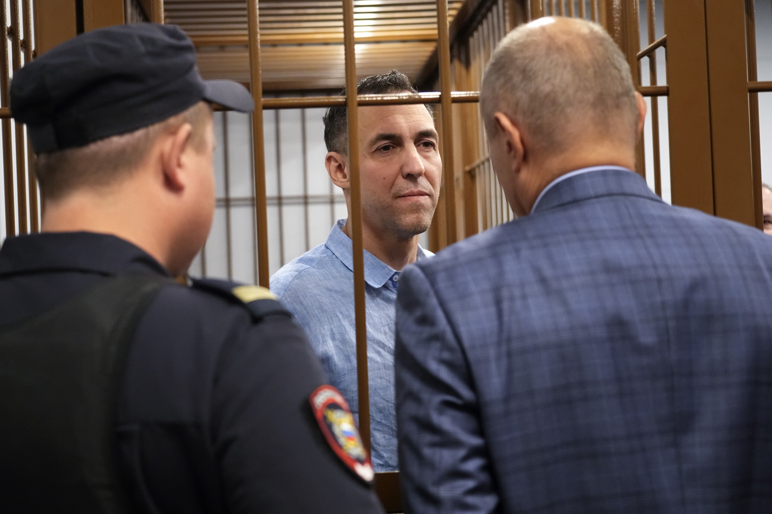 Russie : échange de prisonniers avec Paris, le Français Laurent Vinatier est libre 1 russie echange de prisonniers avec paris le francais laurent vinatier est libre scaled