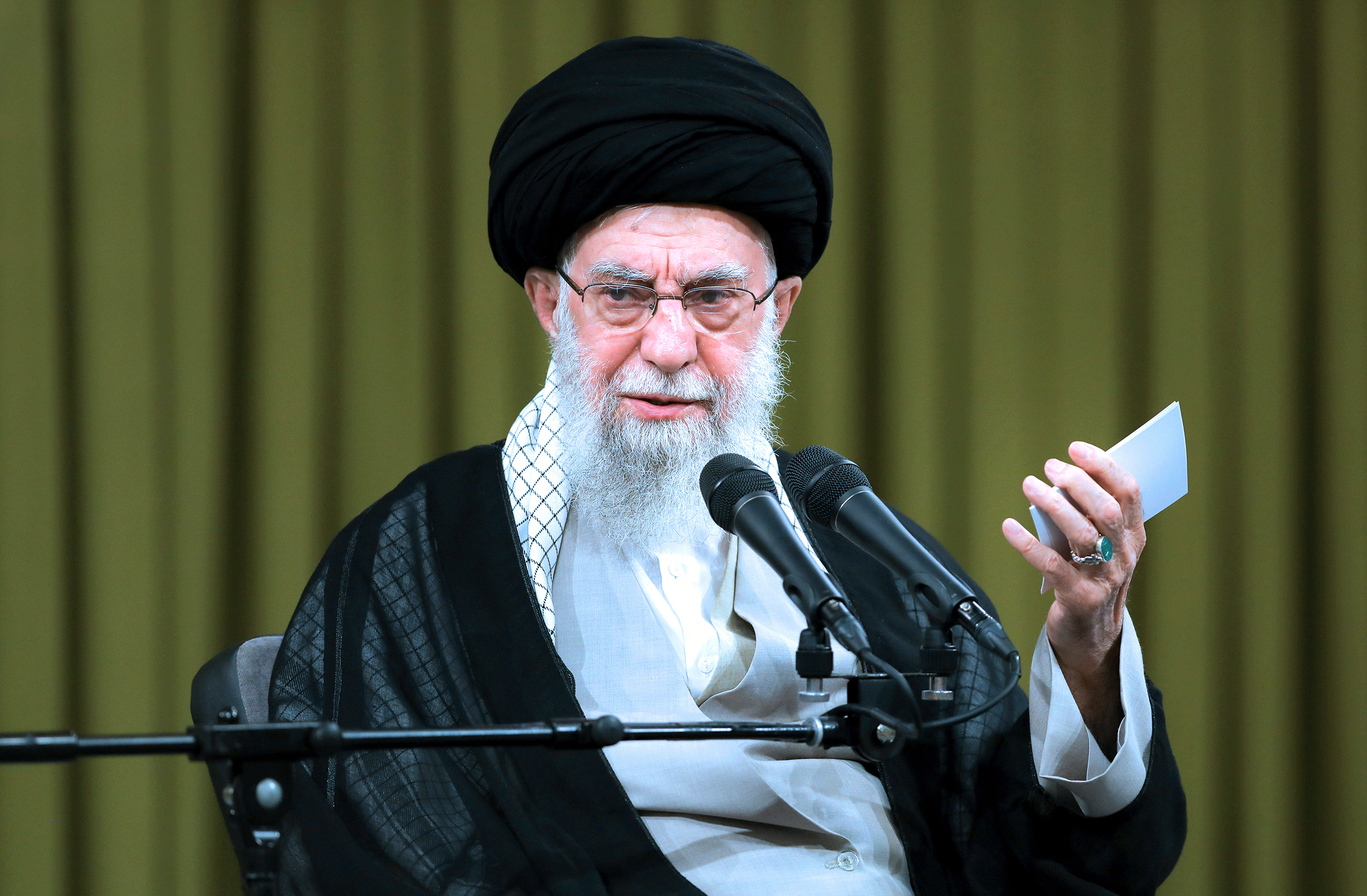 iran khamenei trump sera renverse pour son arrogance