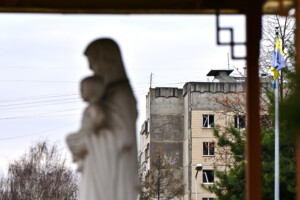 ukraine missile balistique et explosions pendant la nuit a lviv