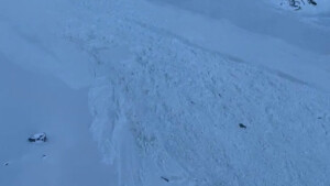 montagne avalanche en vallee daoste une personne concernee