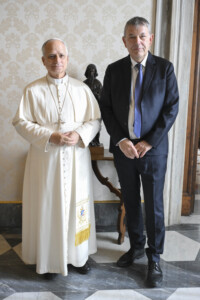 crans montana jeudi les parents des victimes en audience privee avec le pape leon xiv