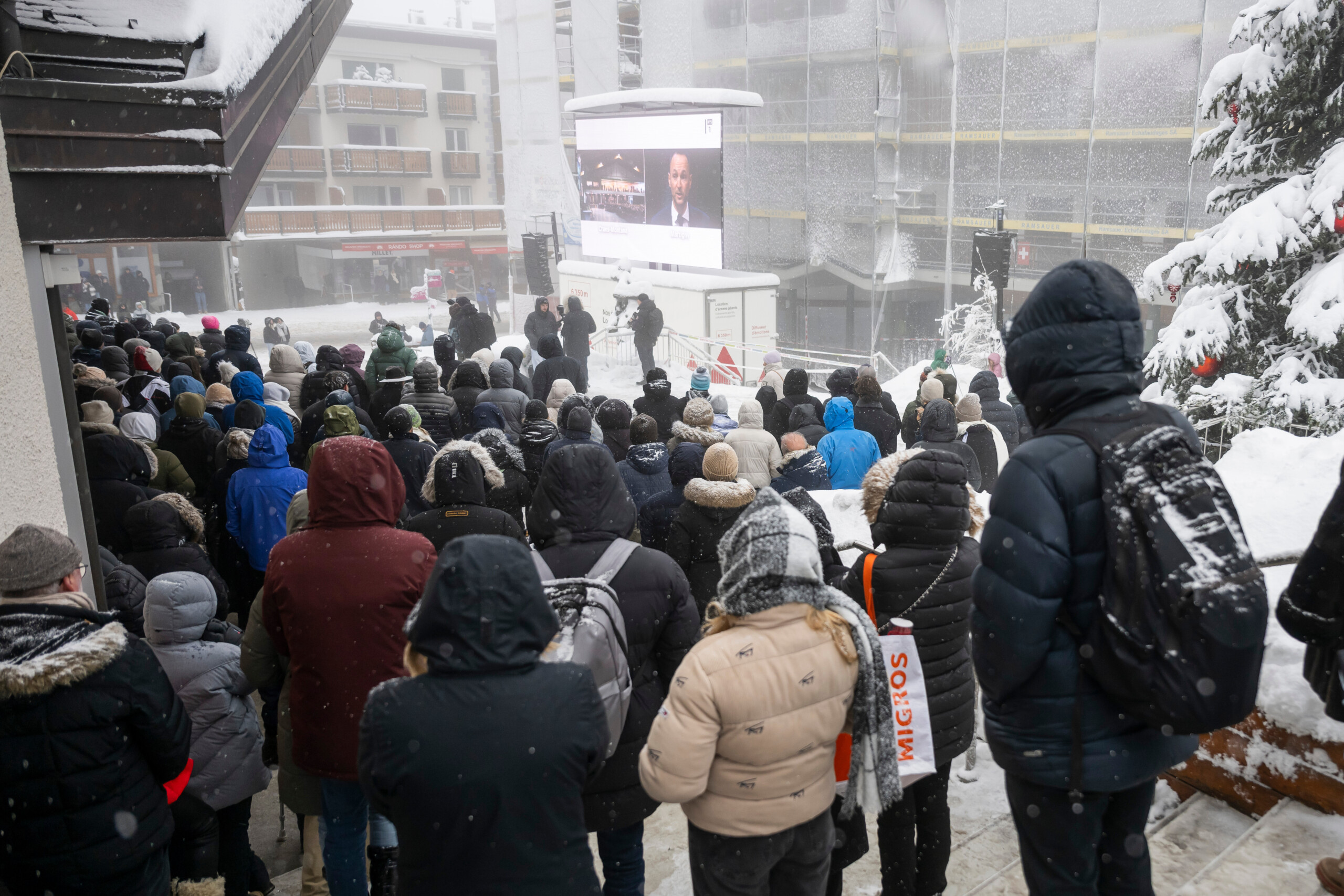 Crans-Montana: Le canton du Valais interdit l'utilisation de matériel pyrotechnique dans les lieux fermés 1 crans montana le canton du valais interdit lutilisation de materiel pyrotechnique dans les lieux fermes scaled