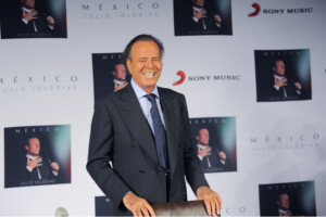 espagne les femmes accusant julio iglesias seront entendues par le parquet