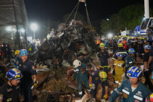 thailande une grue seffondre sur un train en marche faisant plus de 30 victimes