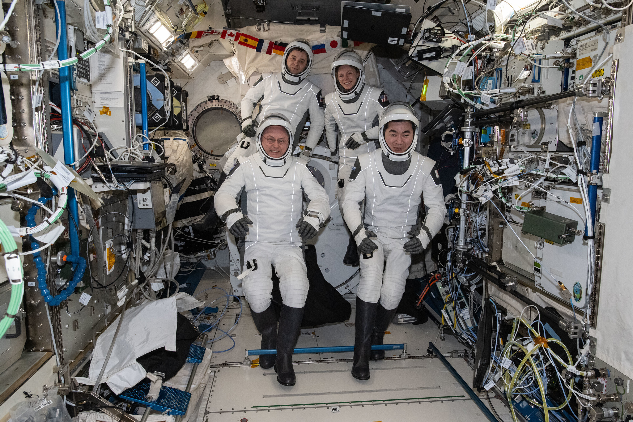 espace quatre astronautes de liss sont revenus sur terre premiere evacuation medicale pour la nasa