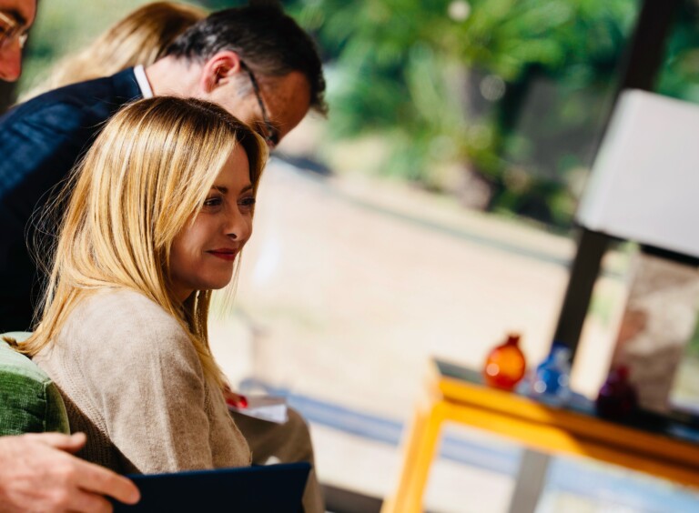 meloni visite le cimetiere de seoul cote a cote pour la liberte et la paix