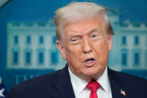 etats unis trump montre aux journalistes des photos dimmigres arretes dans le minnesota