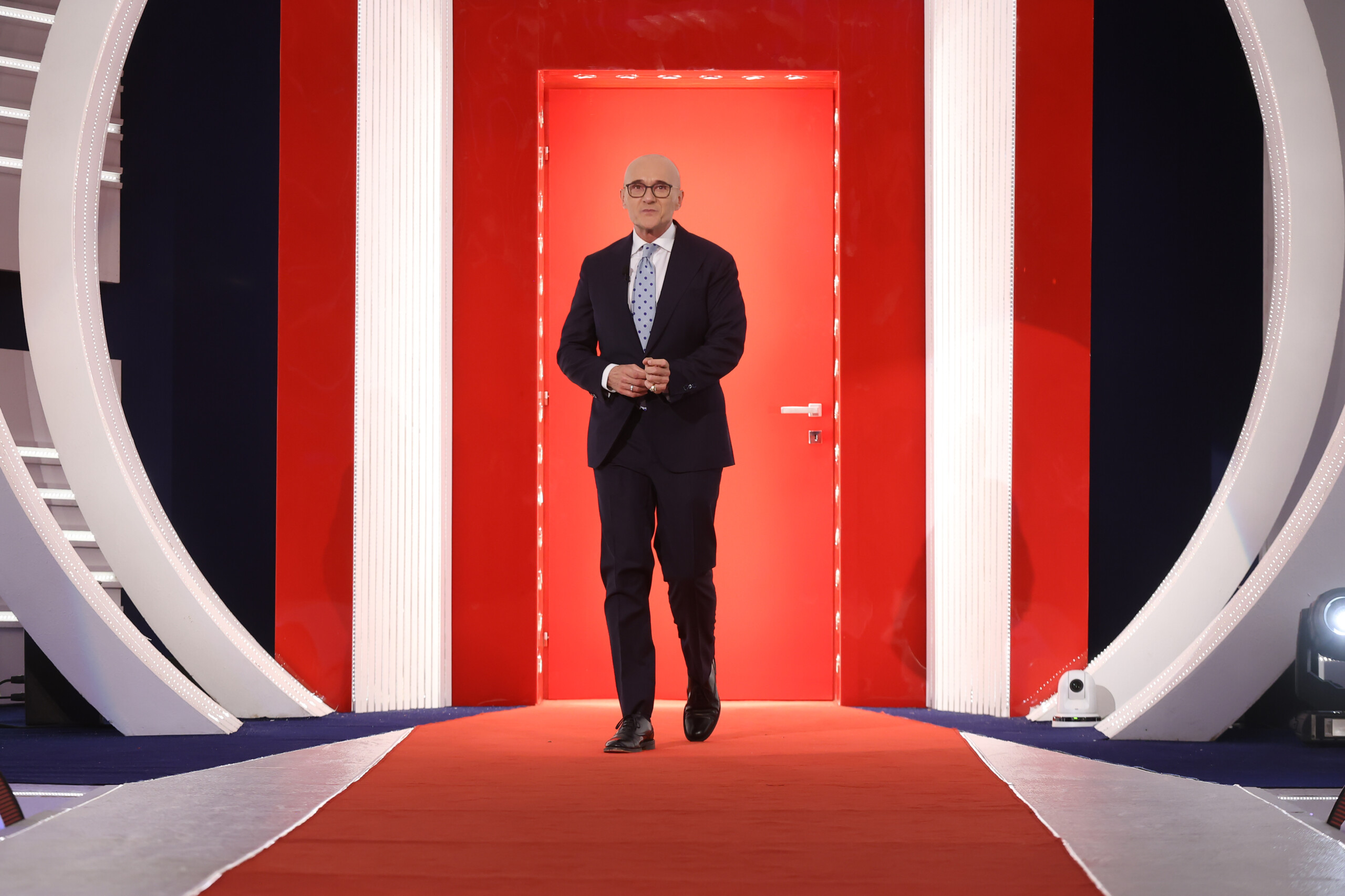 affaire signorini mediaset porte plainte contre corona et demande a ce quil lui soit interdit dutiliser les reseaux sociaux scaled