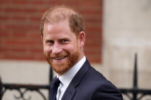 le prince harry est pret a temoigner dans laffaire contre le daily mail