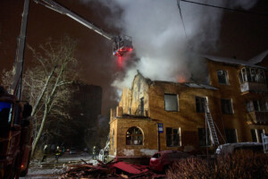 ukraine kiev et kharkiv sous les attaques russes un mort et au moins 20 blesses