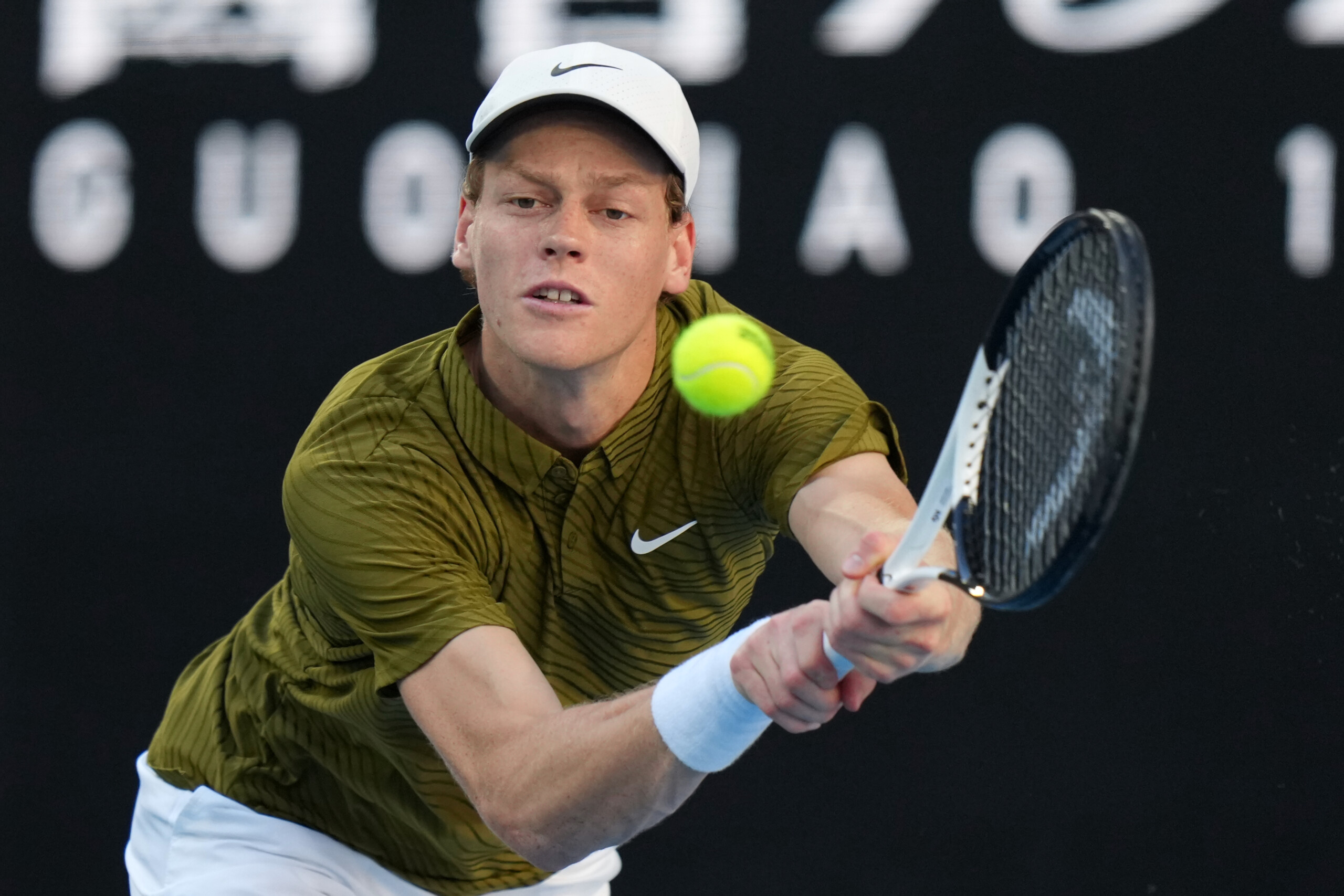 open daustralie sinner en quarts de finale darderi battu en trois sets dans le derby italien scaled