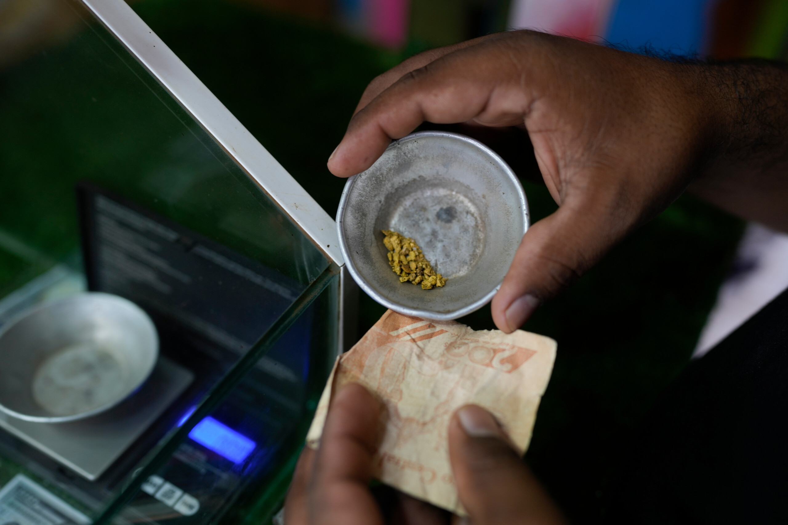 gold new record exceeding 5200 scaled