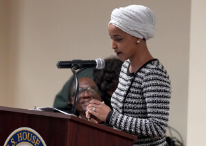 etats unis inculpation de lhomme qui a asperge de vinaigre la deputee democrate ilhan omar
