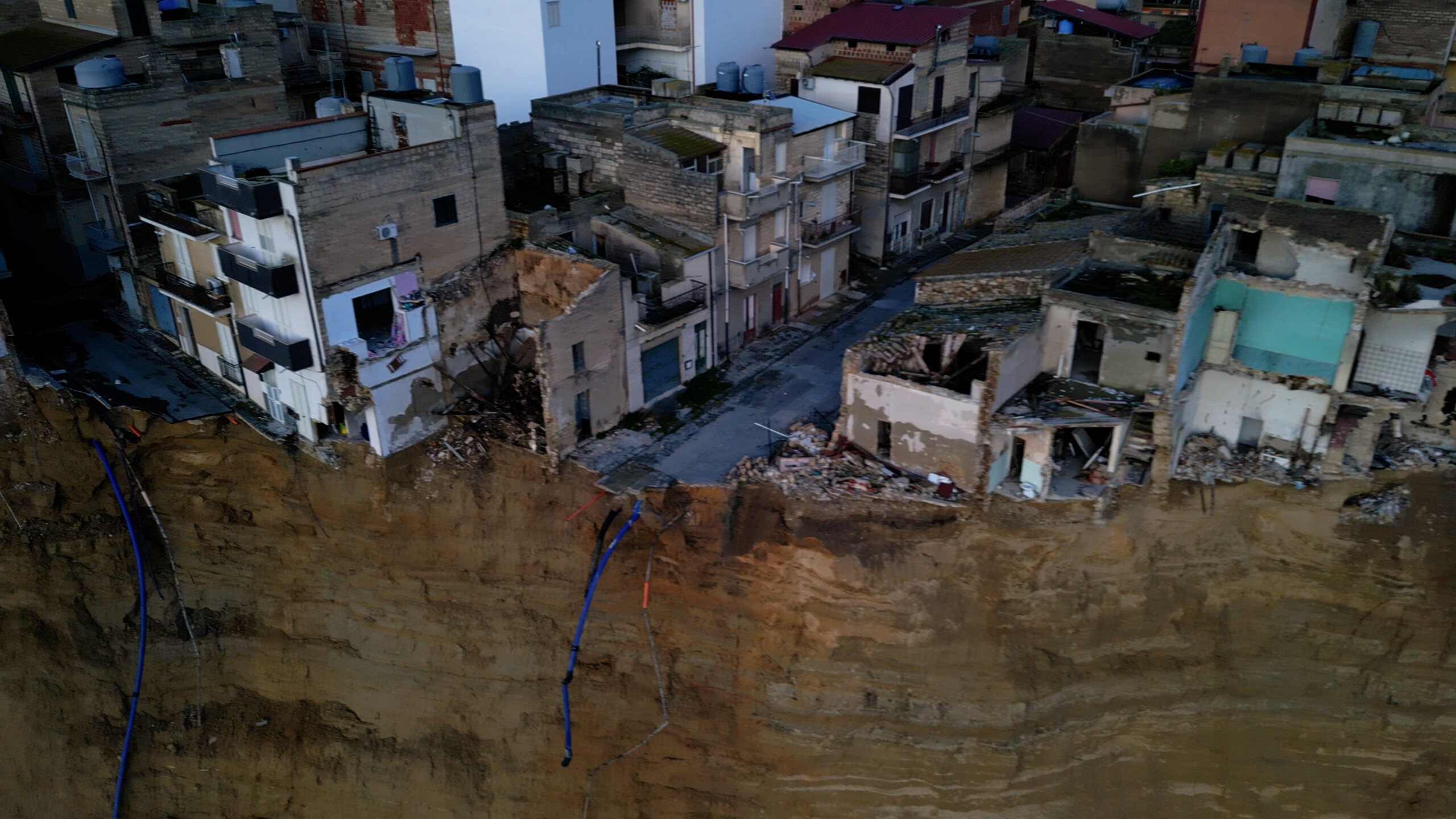 niscemi effondrement dune partie dun immeuble qui etait en equilibre sur une crete scaled