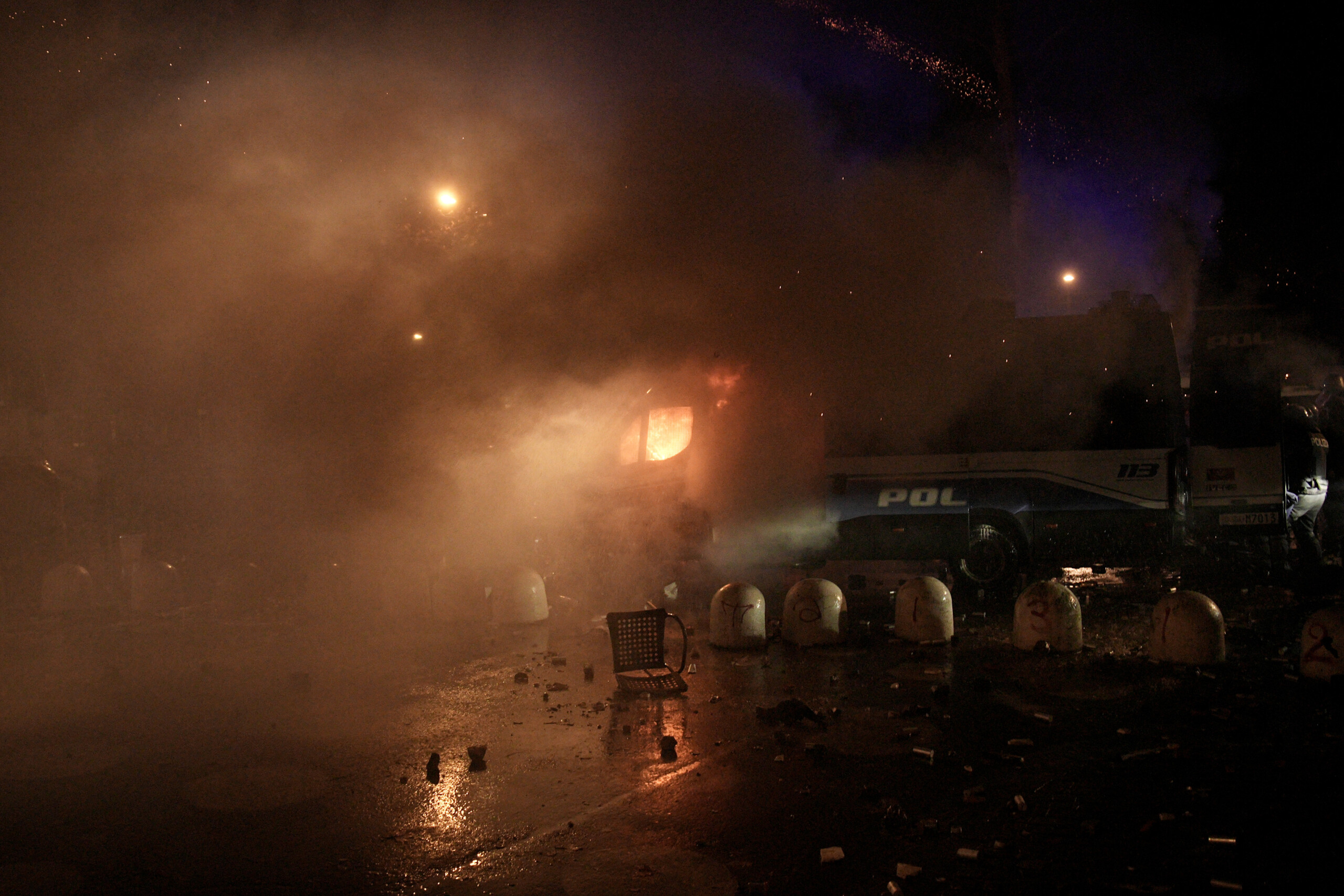turin agent agresse seul au milieu des black blocs sans casque jai eu peur scaled