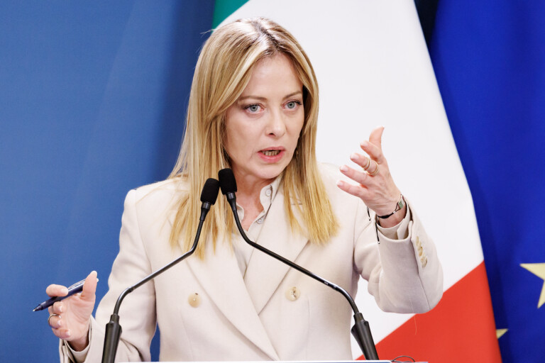 securite meloni arrive au palais chigi pour presider une reunion sur les nouvelles reglementations