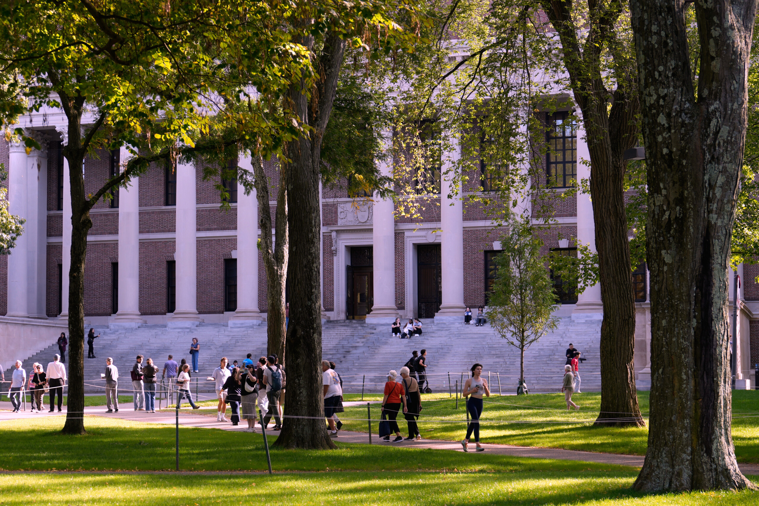 etats unis trump reclame un milliard de dollars de dommages et interets a harvard scaled