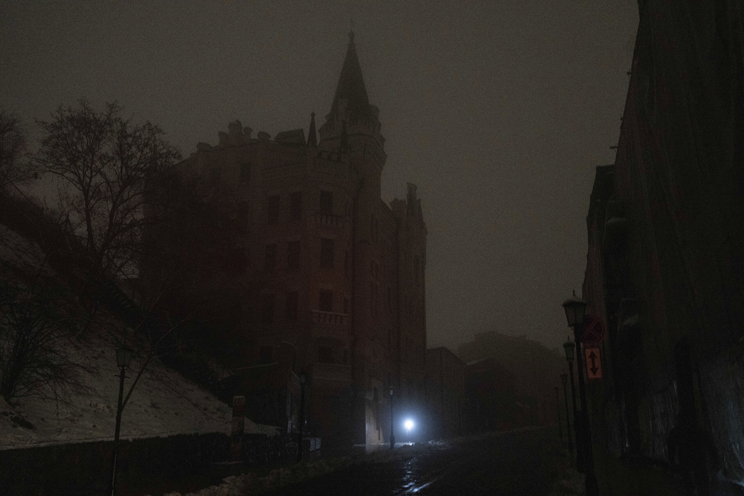 ukraine deux quartiers de kiev prives delectricite et au moins trois blesses apres des raids russes scaled