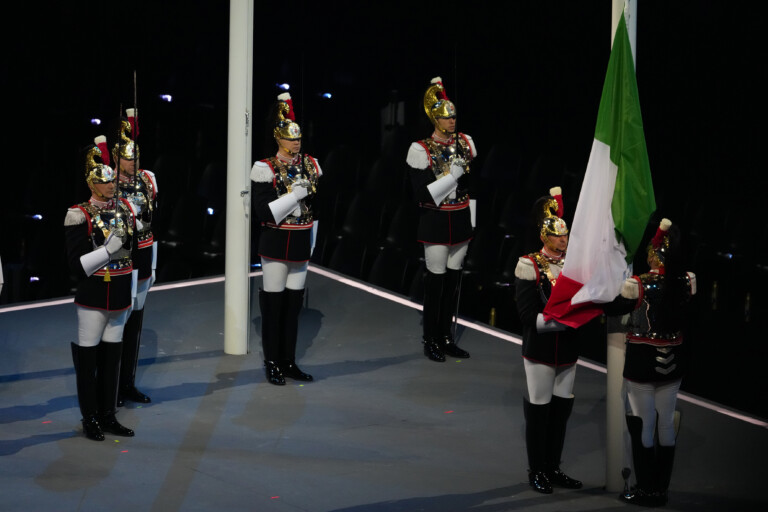 milan cortina ovation pour mattarella dans les tribunes lors de la ceremonie aux cotes du president du cio