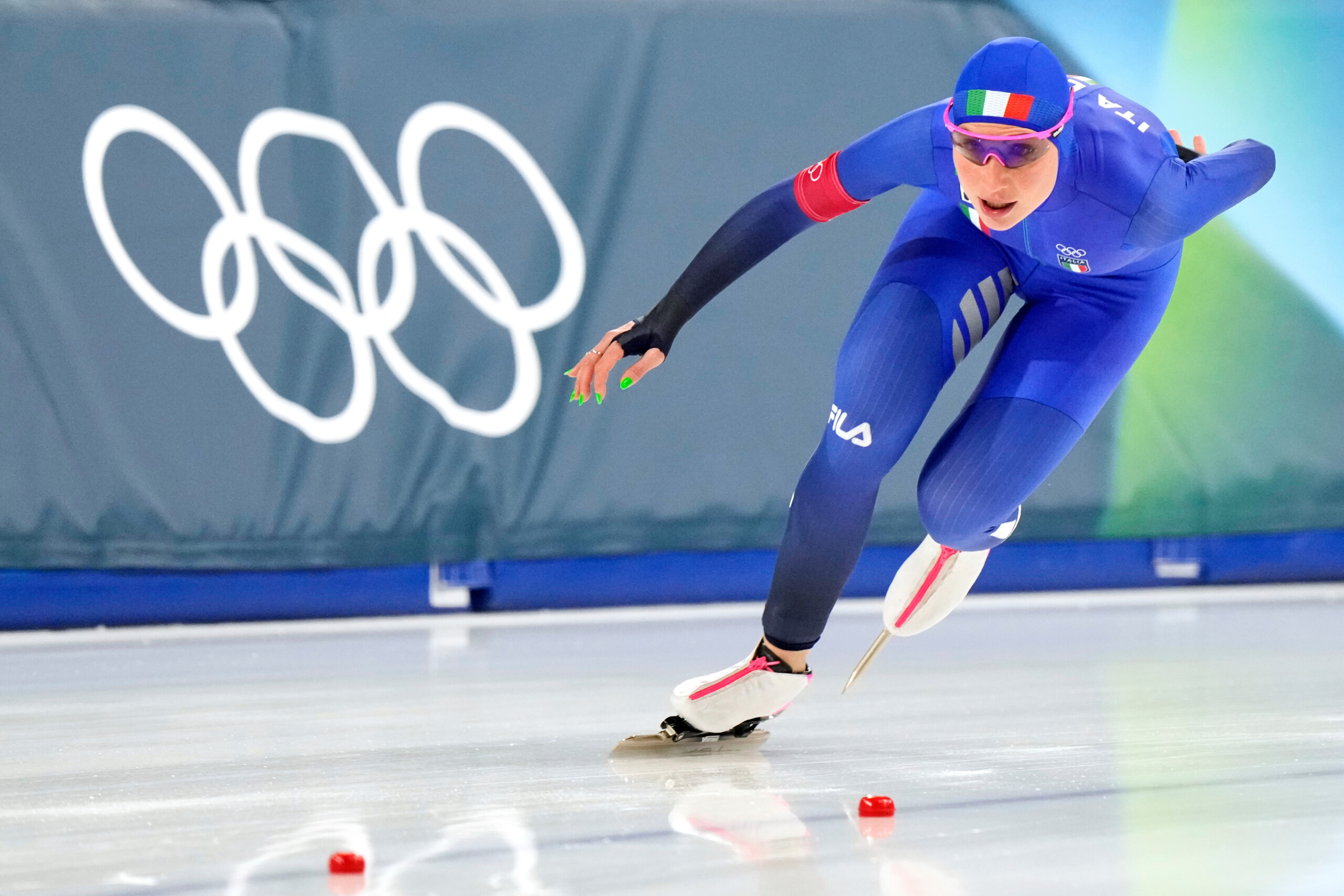 milan cortina patinage de vitesse lollobrigida remporte lor au 3 000 metres feminin scaled