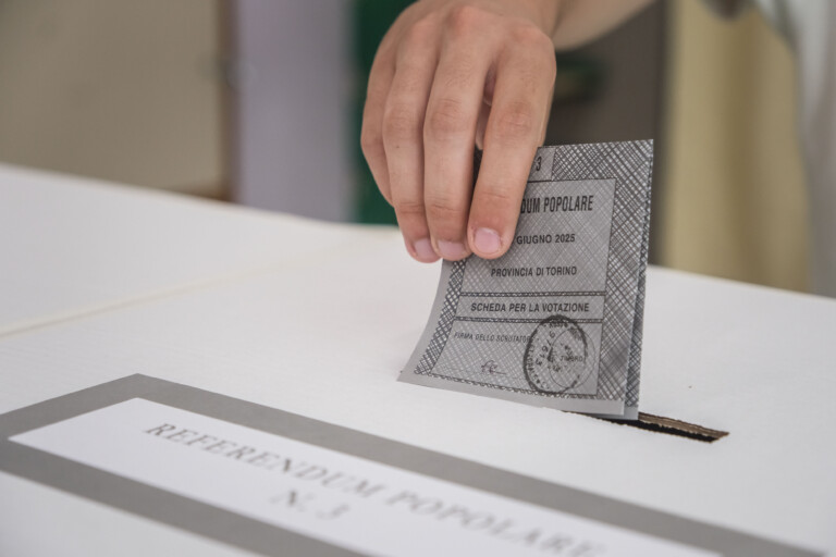 referendum le conseil des ministres confirme la date du 22 23 mars mais modifie la question posee