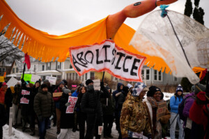 etats unis la police arrete des manifestants lors dune ceremonie en hommage a renee good a minneapolis