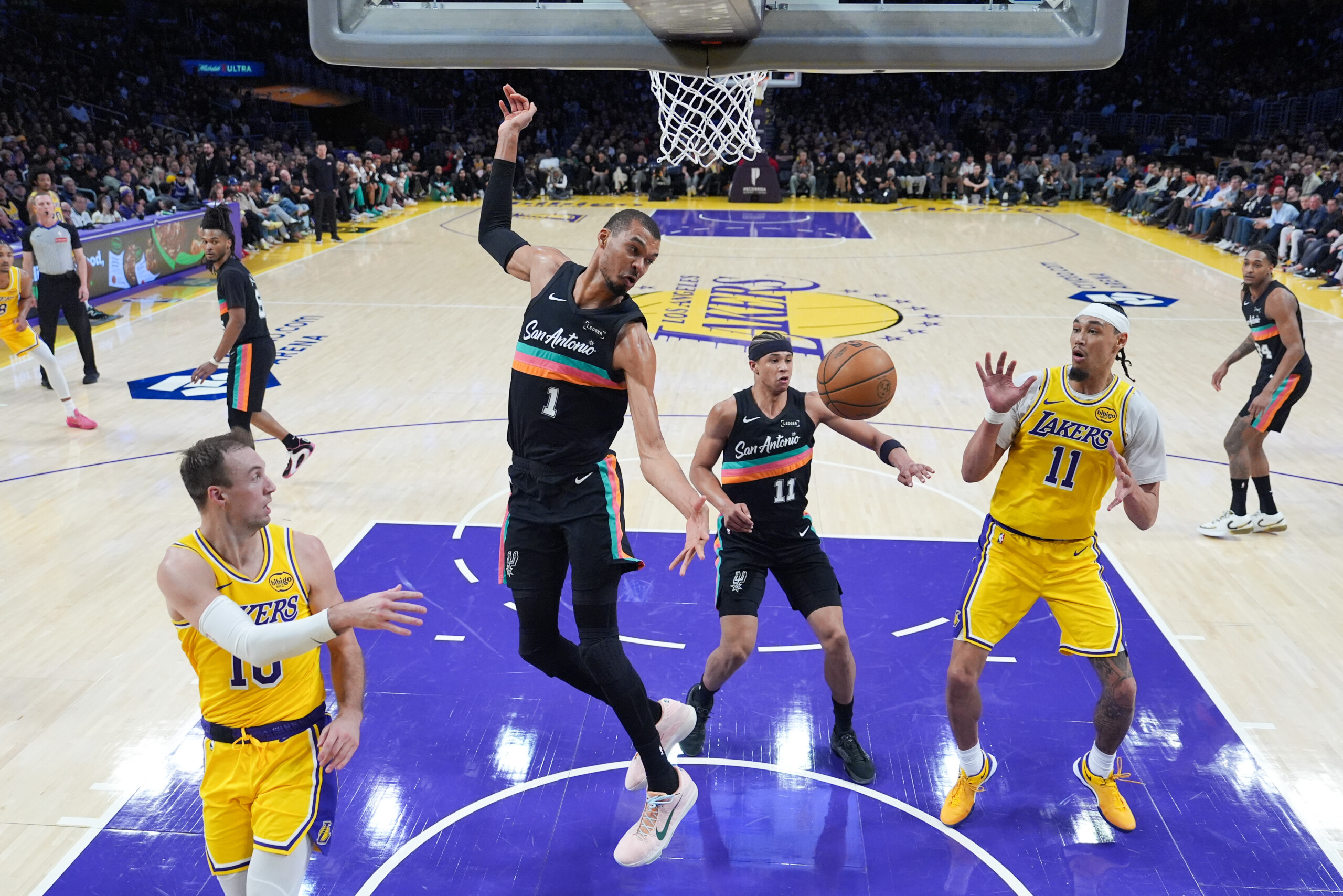 nba les lakers battus par les spurs les knicks battus par les pacers scaled