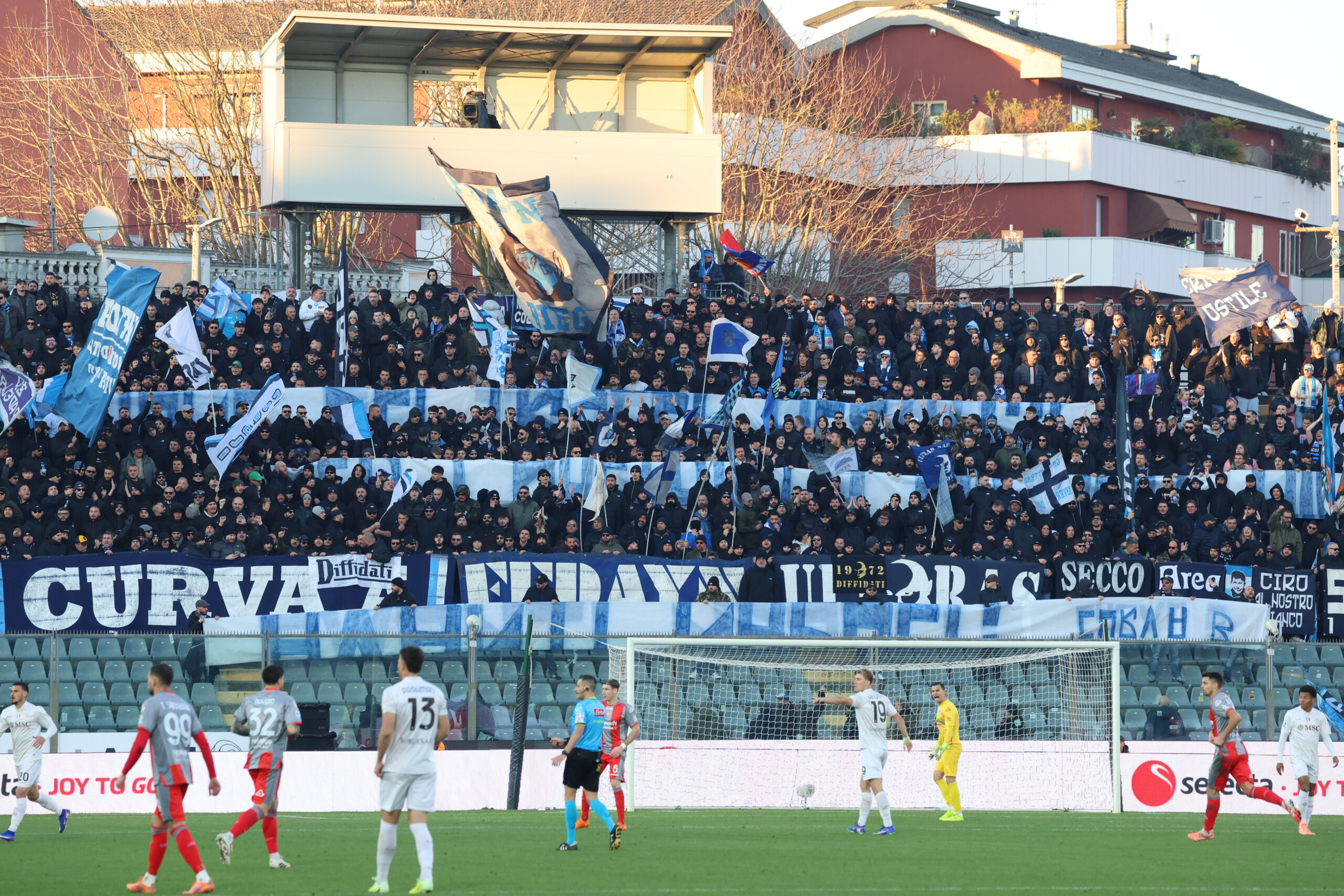 football 20 interdictions de stade pour des supporters de cremone et naples pour comportement violent scaled