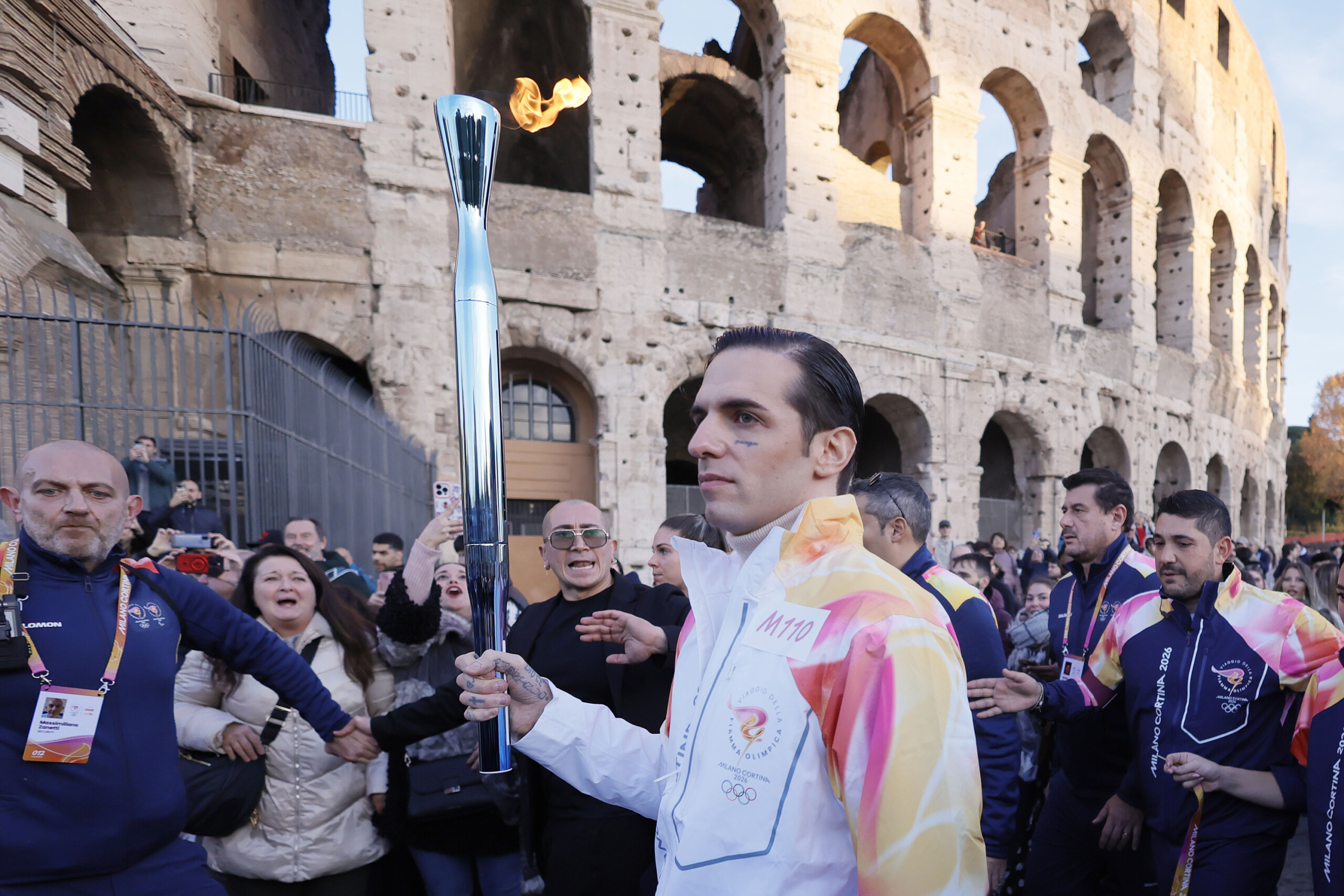 Milan-Cortina, Achille Lauro sur scène lors de la cérémonie de clôture 1 milan cortina achille lauro sur scene lors de la ceremonie de cloture scaled