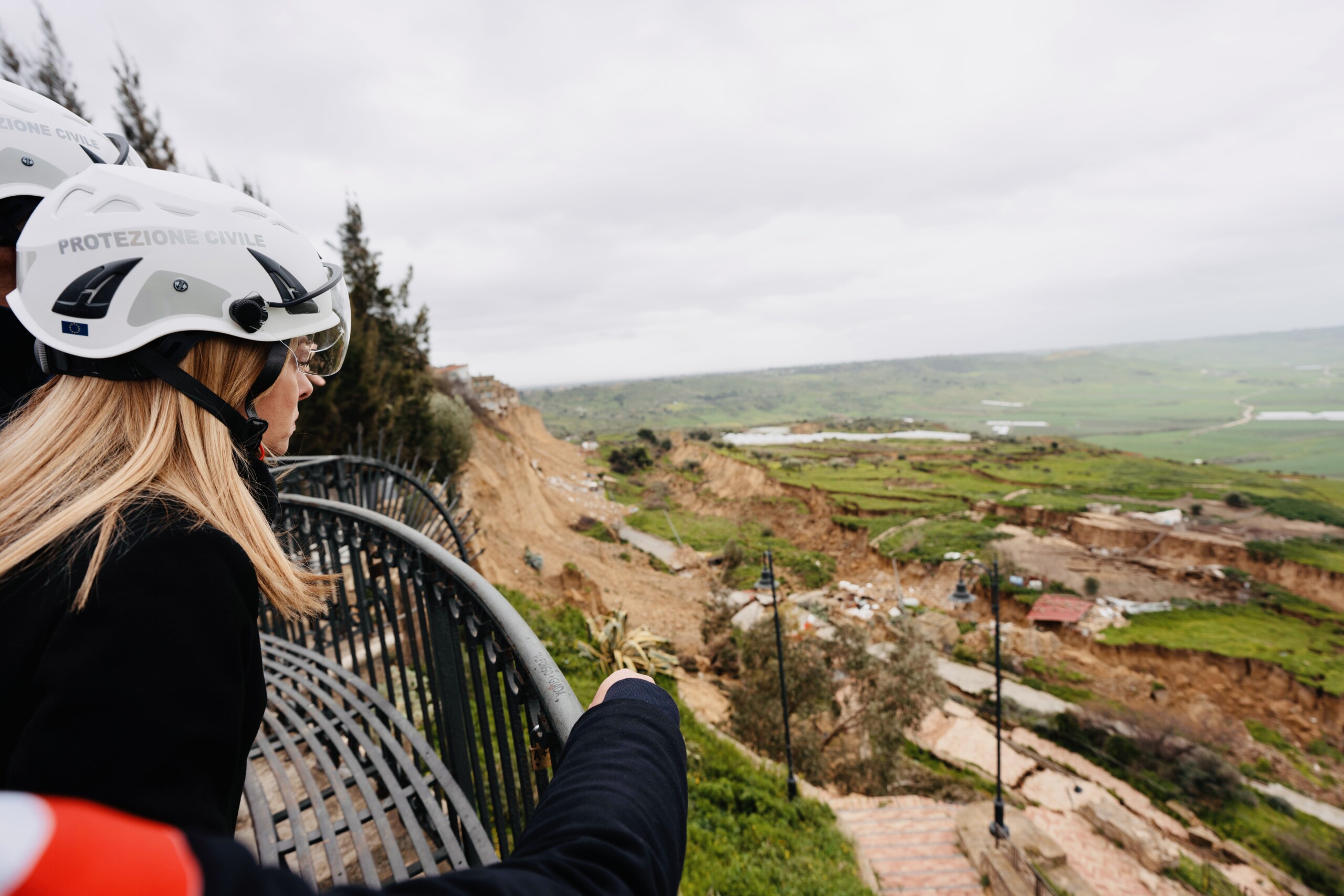 Niscemi, visite de Meloni dans la zone rouge : « Ne jamais s'arrêter ni abandonner » 1 niscemi visite de meloni dans la zone rouge ne jamais sarreter ni abandonner scaled