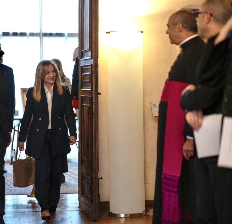 migrants meloni les robes politisees entravent laction du gouvernement nous ne reculerons pas