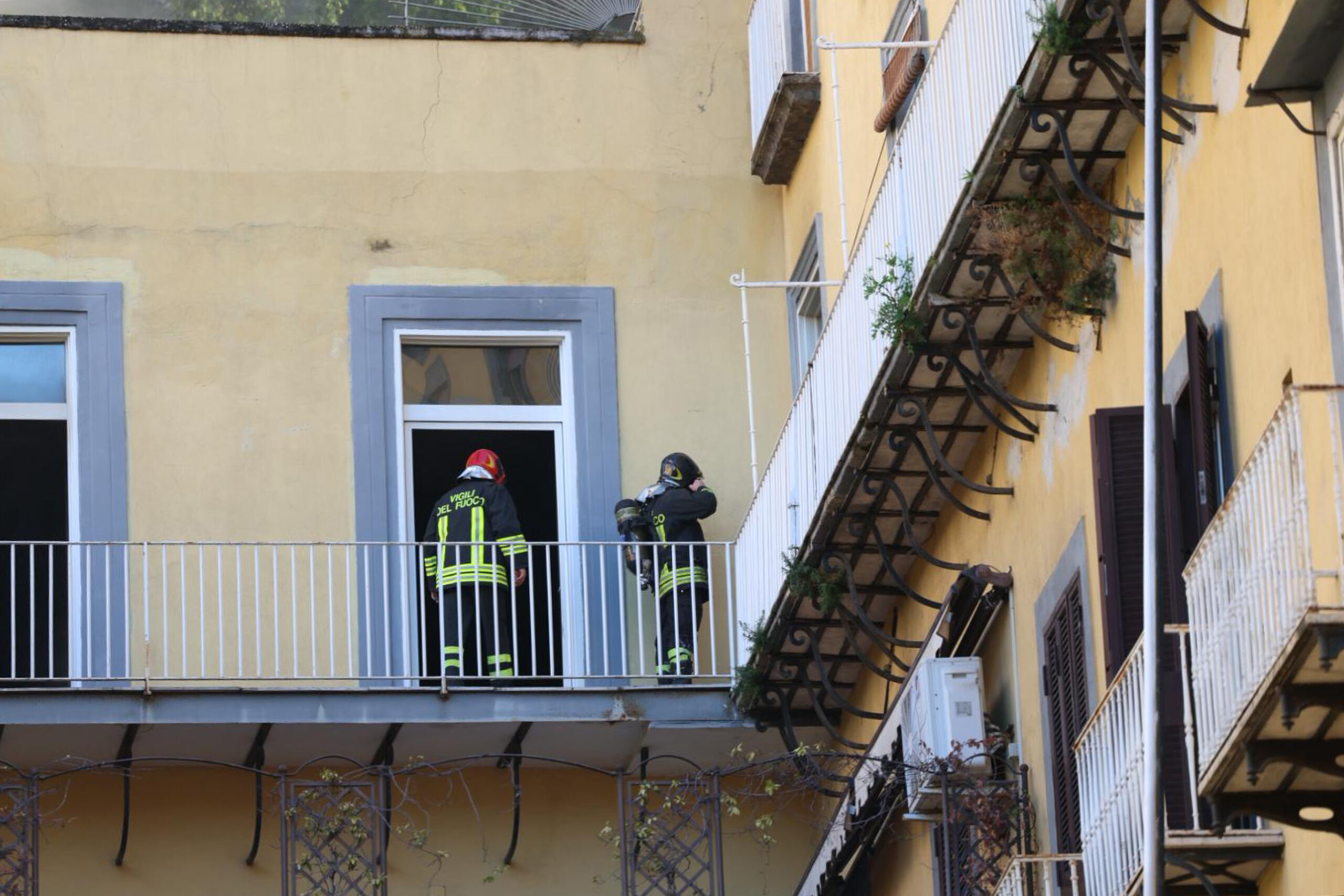 naples sapeurs pompiers le teatro sannazaro nexiste plus tout a brule scaled
