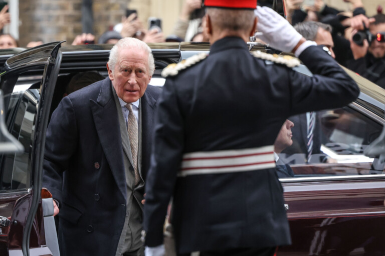 affaire epstein le roi charles en public apres larrestation dandrew il ne repond pas aux questions