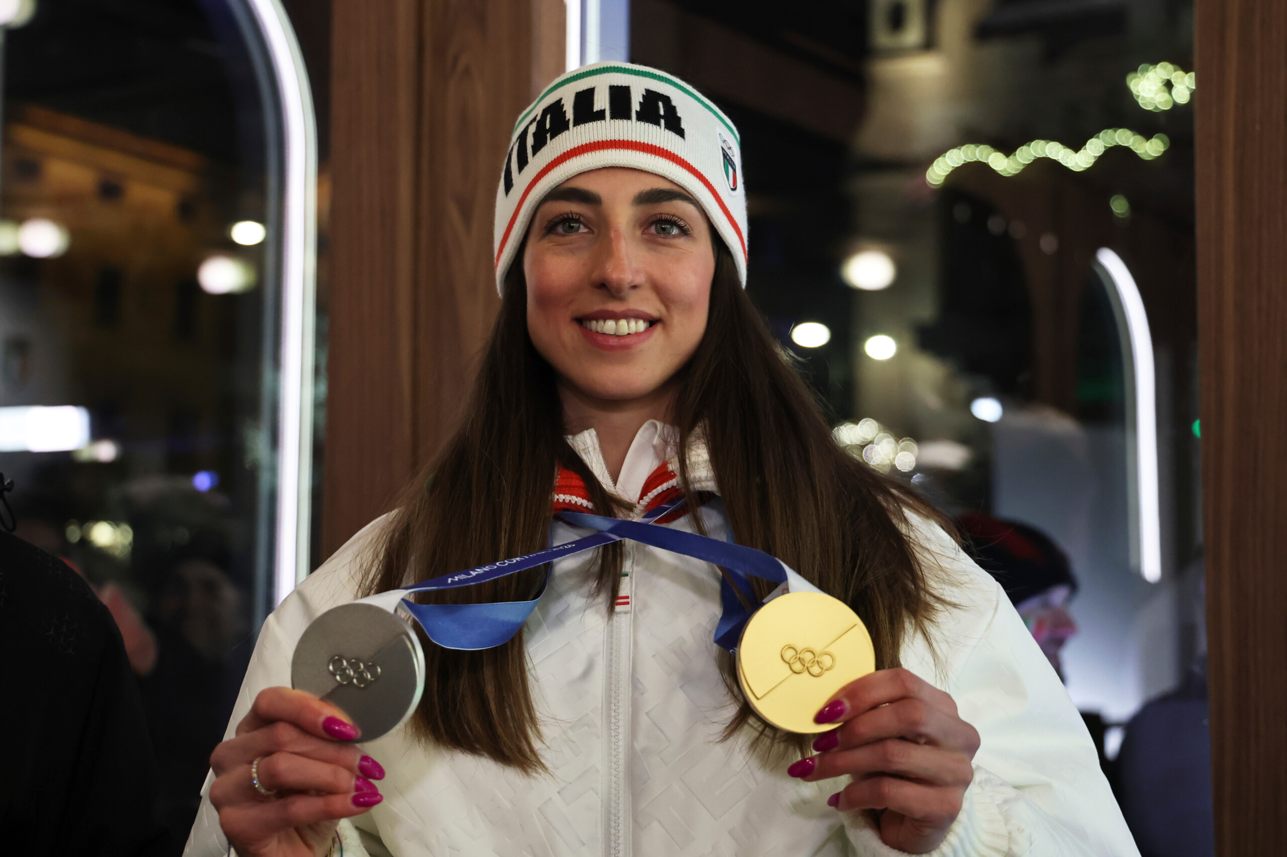 Milan-Cortina : Vittozzi et Ghiotto porte-drapeaux lors de la cérémonie de clôture 1 milan cortina vittozzi et ghiotto porte drapeaux lors de la ceremonie de cloture scaled