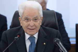 mattarella a niscemi je suis ici pour que le soutien reste fort