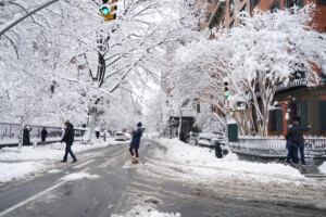 etats unis reprise des transports apres la tempete de neige reouverture des ecoles a new york