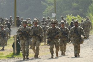 iran les etats unis deploient plus de 150 militaires dans la region