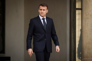 ukraine macron tres sceptique quant a une paix a court terme
