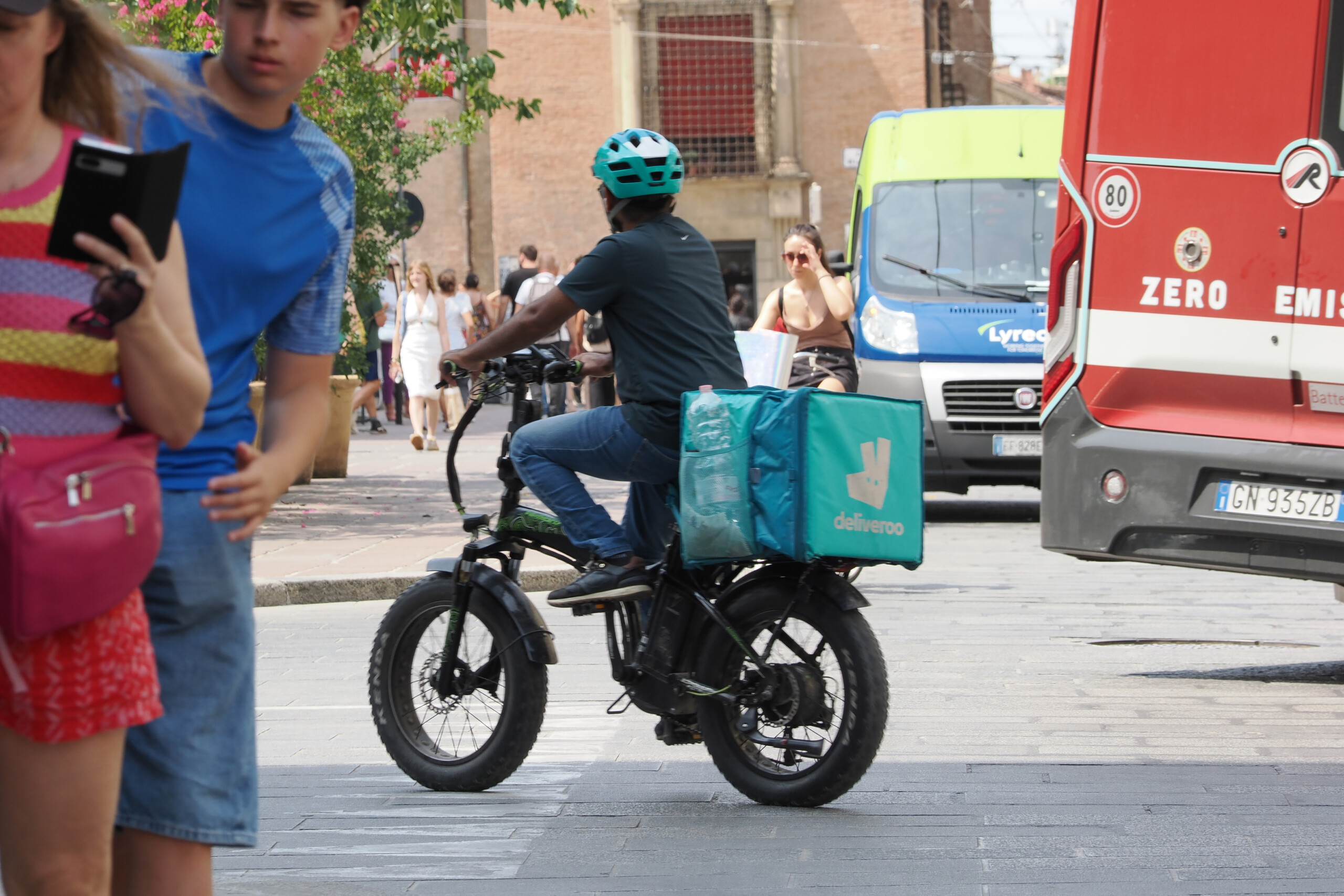Commissariat Deliveroo, 20 000 livreurs avec des salaires inférieurs de 90 % au seuil de pauvreté 1 commissariat deliveroo 20 000 livreurs avec des salaires inferieurs de 90 au seuil de pauvrete scaled