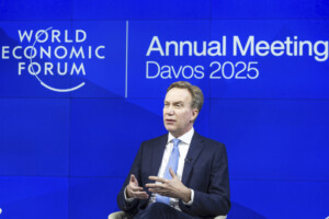 affaire epstein le president du forum de davos demissionne