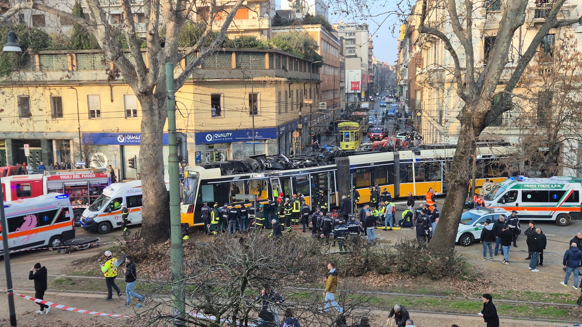 milan un tramway deraille et percute un immeuble faisant un mort et 39 blesses