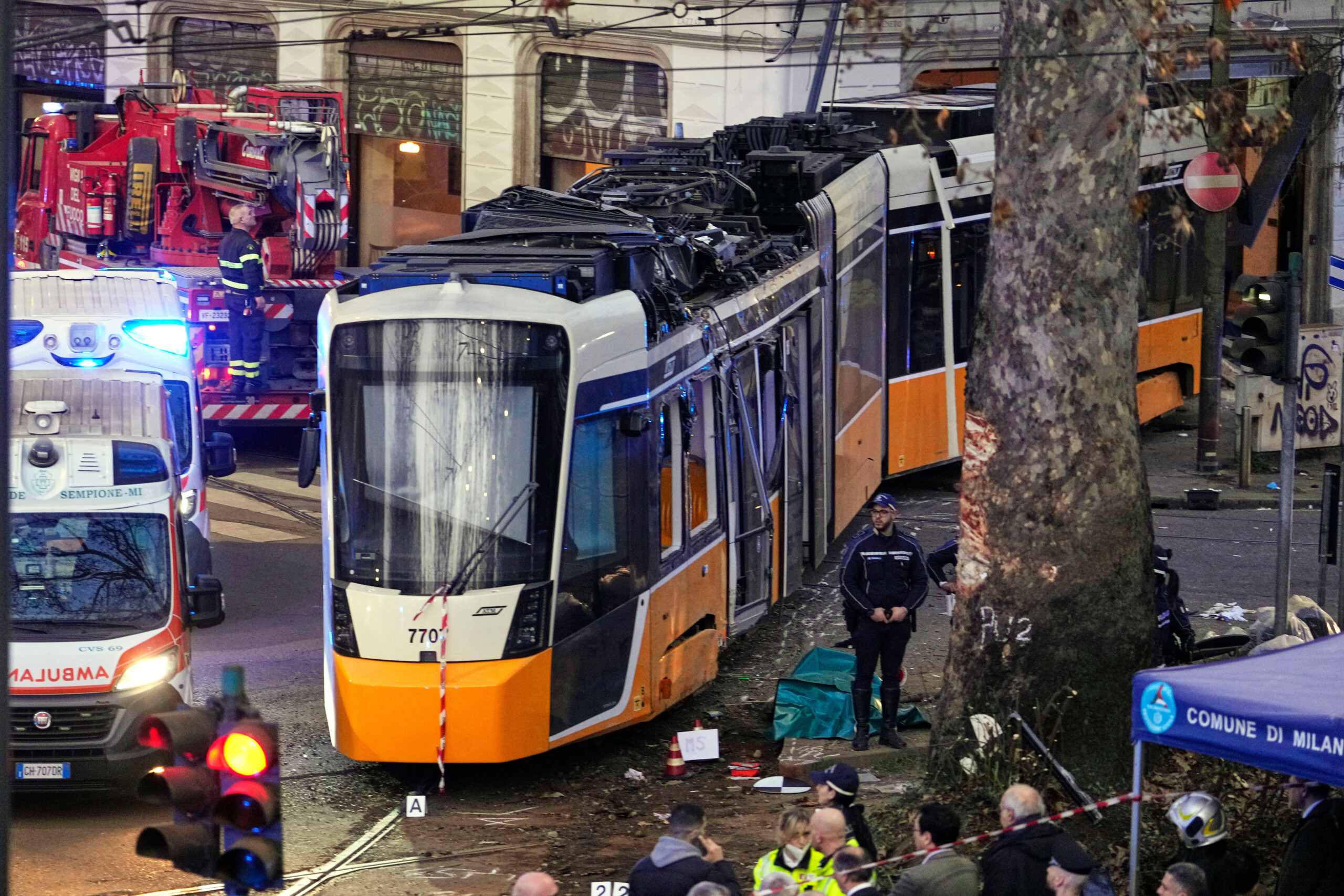 tramway deraille a milan le conducteur reconnait avoir ete pris dun malaise son telephone portable a ete saisi scaled