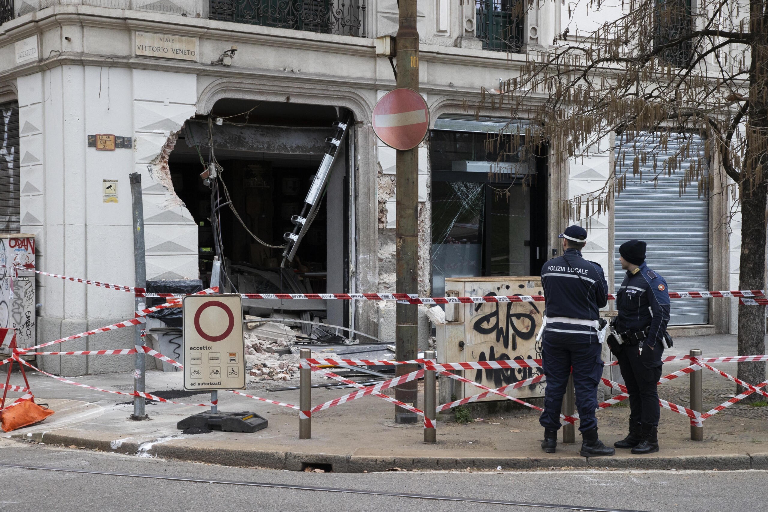 Déraillement d'un tramway à Milan : le conducteur fait l'objet d'une enquête pour catastrophe ferroviaire 1 deraillement dun tramway a milan le conducteur fait lobjet dune enquete pour catastrophe ferroviaire scaled