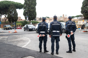 rome une voiture ne sarrete pas a un controle de police et provoque un accident faisant deux victimes