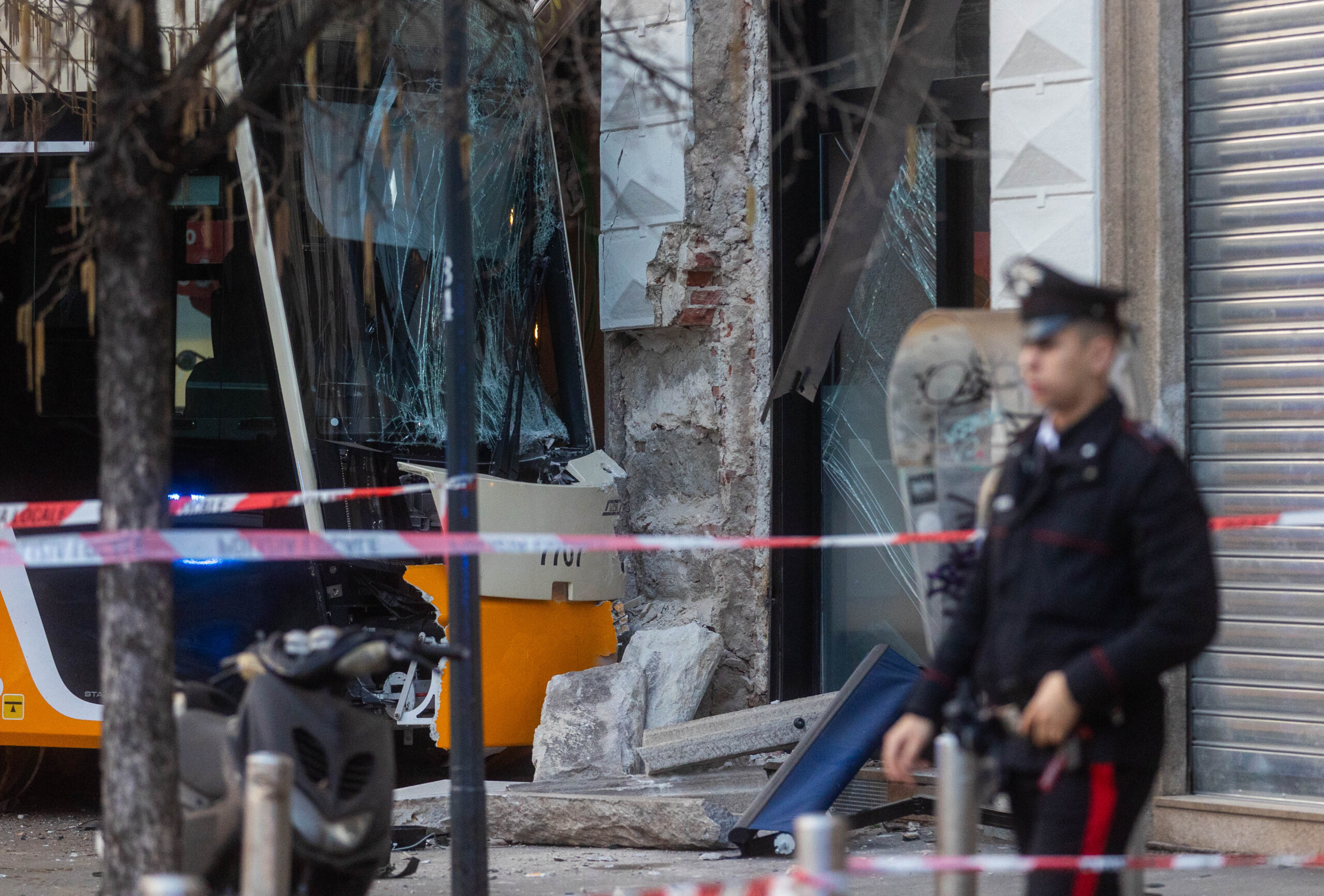 tramway deraille a milan confusion entre les victimes lhomme de 56 ans est vivant a lhopital scaled
