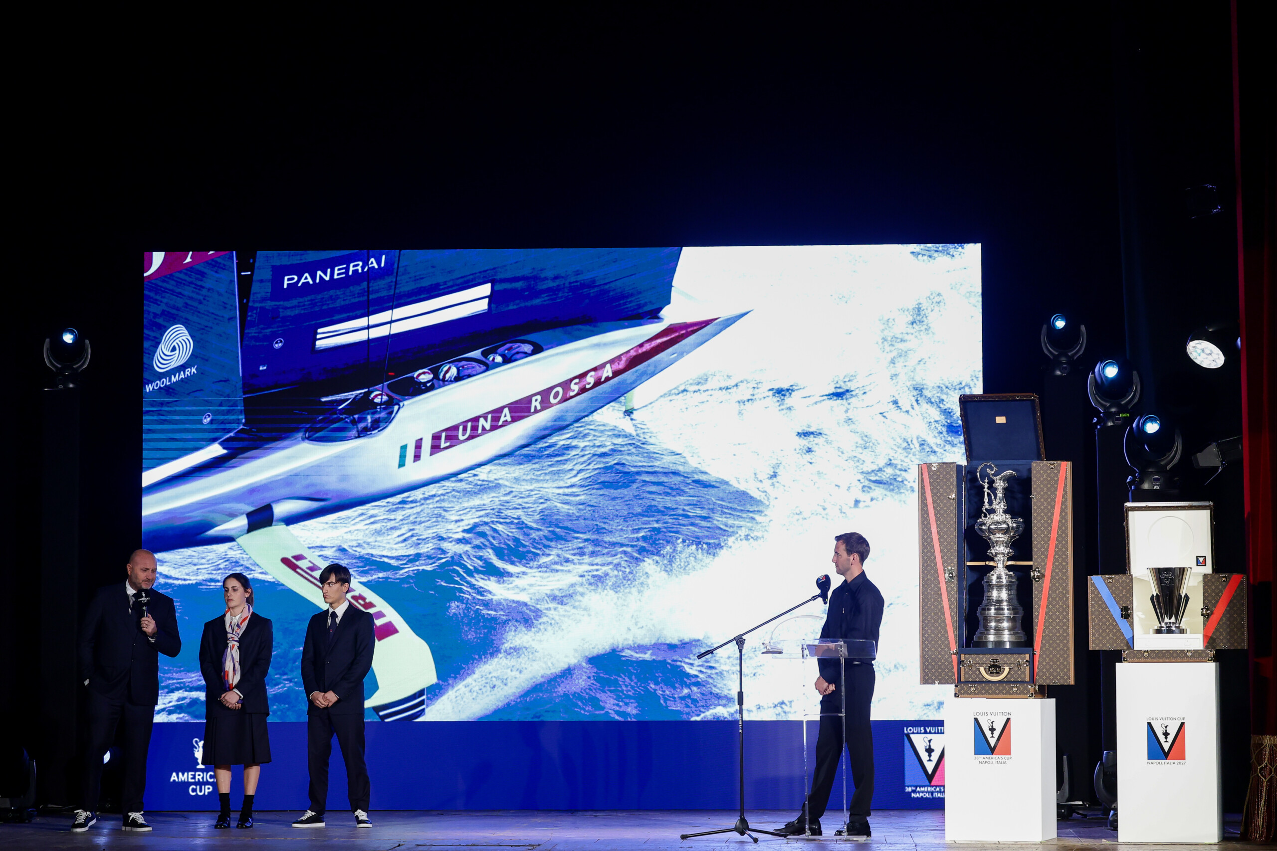 naples affrontements entre militants et forces de lordre a bagnoli un policier blesse scaled